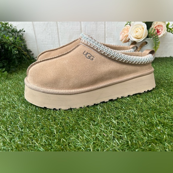 UGG Tazz women size 10
BestSeller/ pre owned 
Color Sand - Picture 11 of 16